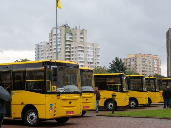 Дев’ять громад на Волині отримали нові спеціальні шкільні автобуси