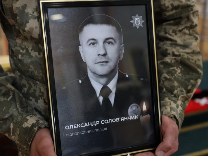 Назавжди в серцях: у рідному Луцьку на колінах зустріли Героя-поліцейського Олександра Солов'янчика