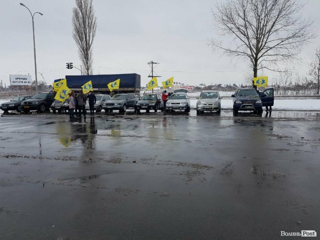 У Луцьку - автопробіг власників авто на єврономерах. ФОТО