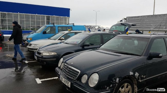 У Луцьку - автопробіг власників авто на єврономерах. ФОТО