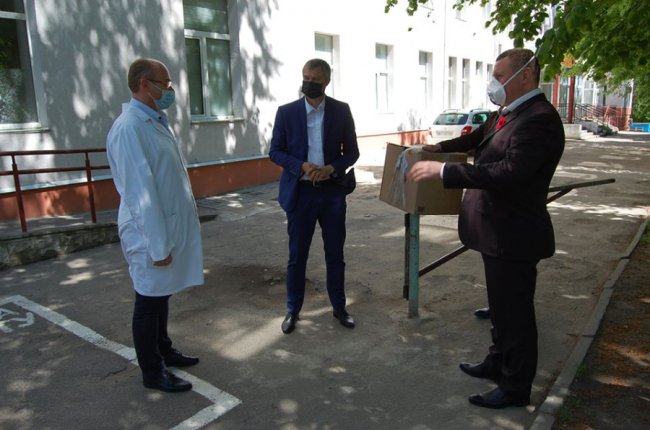 Інфекційна лікарня у Луцьку отримала відремонтований апарат штучної вентиляції легень