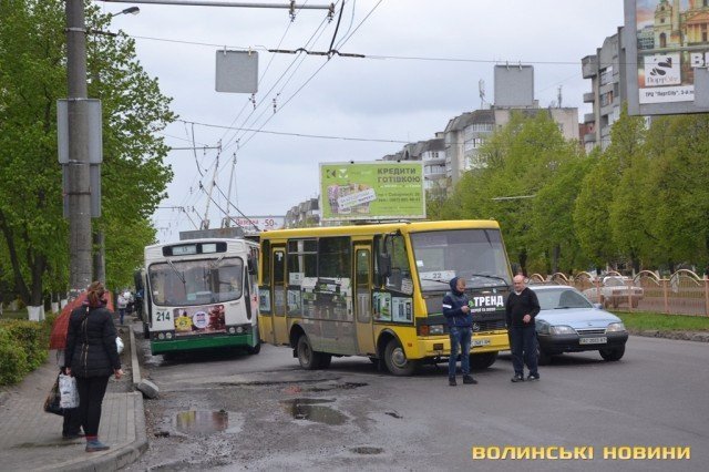 У Луцьку маршрутка «зачепила» Opel