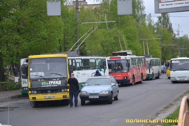 У Луцьку маршрутка «зачепила» Opel