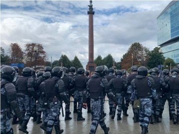 Протести у Москві: поліцейські побили велосипедиста, що їхав повз. ВІДЕО