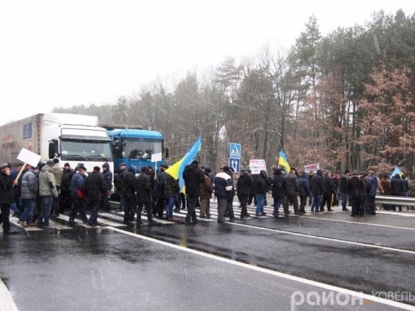 На Волині невдоволені ветерани МВС перекрили міжнародну трасу