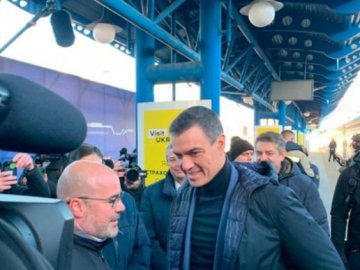 Прем’єр Іспанії приїхав в Київ: відвідає Ірпінь і Бучу