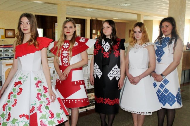 У Луцькому НТУ обирали найкращу паперову етно-сукню. ФОТО