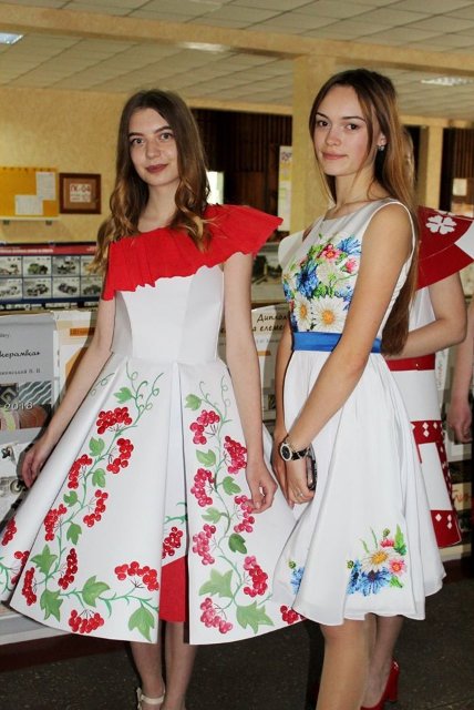 У Луцькому НТУ обирали найкращу паперову етно-сукню. ФОТО