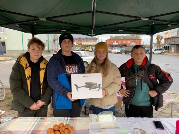 Діти з Волині придбали для захисників дрони, тепловізор та біноклі