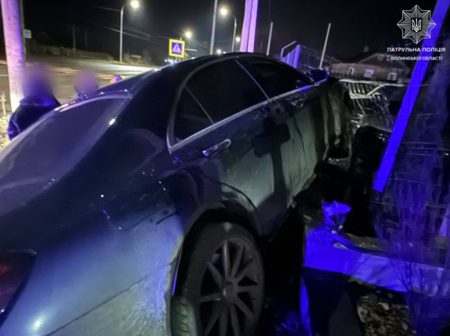 Біля Луцька водійка в'їхала у паркан