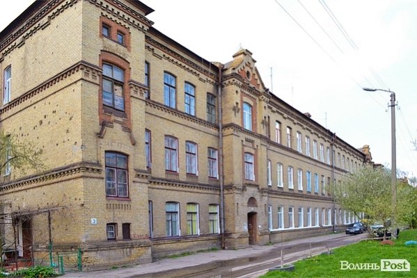 Військова казарма. Вулиця Євгена Коновальця