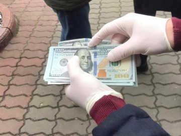 Судитимуть двох інспекторів-екологів, яких зловили на хабарі у центрі Луцька