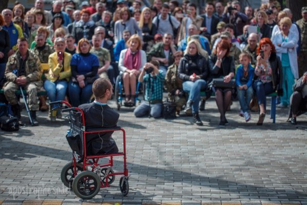Нік Вуйчич зустрівся з бійцями АТО в госпіталі. ФОТО