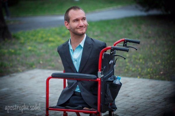 Нік Вуйчич зустрівся з бійцями АТО в госпіталі. ФОТО