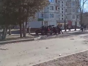 У Чернігові російські війська обстріляли людей, які стояли в черзі за хлібом