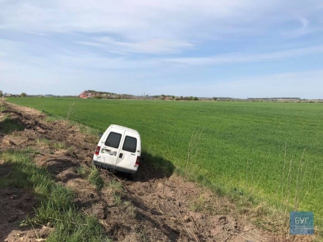На Волині автомобіль злетів у кювет. ФОТО. ВІДЕО