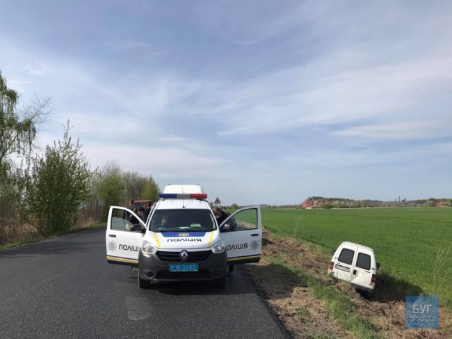На Волині автомобіль злетів у кювет. ФОТО. ВІДЕО