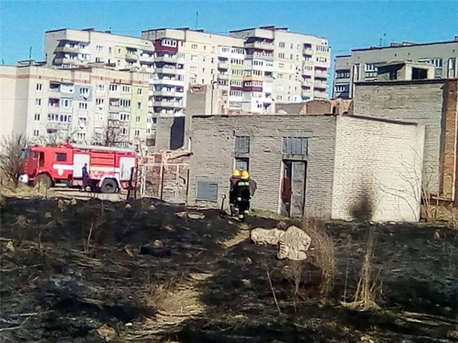 У Нововолинську невідомі влаштували пожежу біля трансформаторної будки. ФОТО