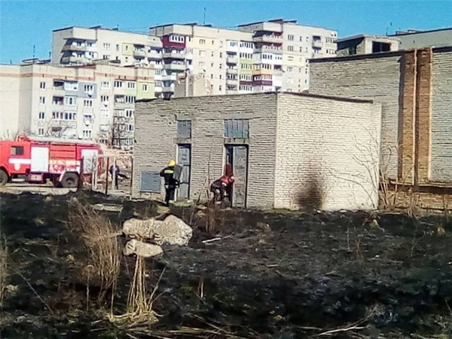 У Нововолинську невідомі влаштували пожежу біля трансформаторної будки. ФОТО