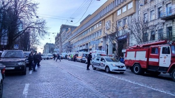 У Києві будинок обвалився на людей. ФОТО