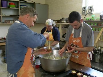 Як волинські волонтери допомагають військовим-вегетаріанцям. ВІДЕО
