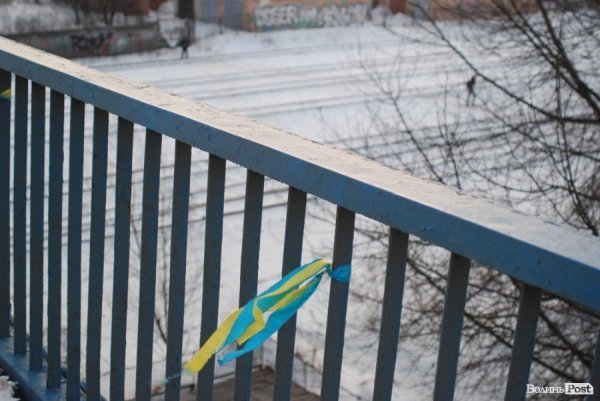 Луцький міст прикрасили синьо-жовтими стрічками. ФОТО