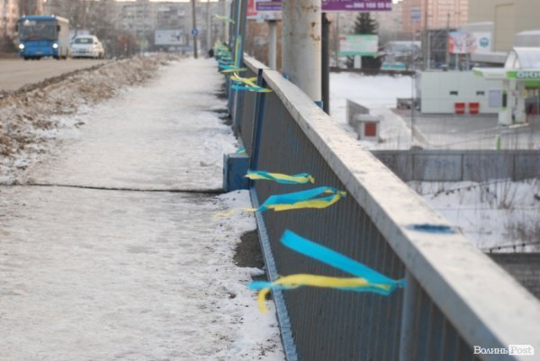 Луцький міст прикрасили синьо-жовтими стрічками. ФОТО