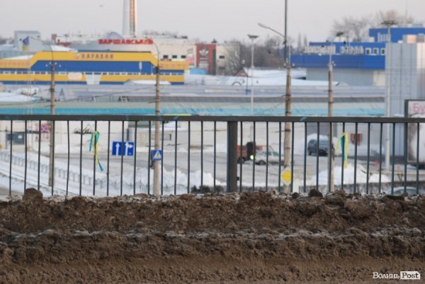 Луцький міст прикрасили синьо-жовтими стрічками. ФОТО