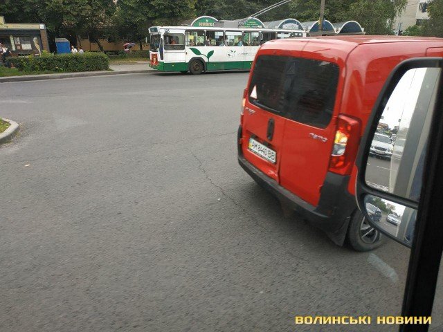 У Луцьку сталася аварія за участі двох іномарок. ФОТО