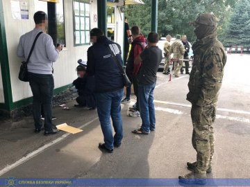 За зміну мали до 150 тисяч гривень «данини»: на «Устилузі» викрили митників-хабарників. ФОТО