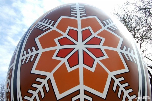 У центрі Луцька – велетенська писанка