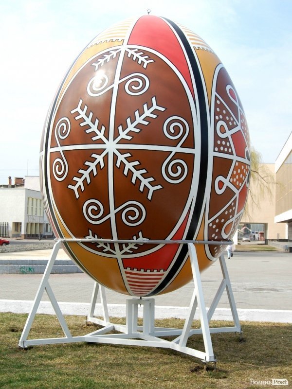 У центрі Луцька – велетенська писанка