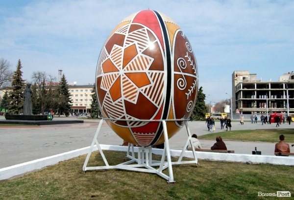 У центрі Луцька – велетенська писанка