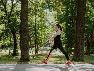 Здорова прогулянка: у Луцьку можна безкоштовно навчитися скандинавській ходьбі та перевірити здоров’я