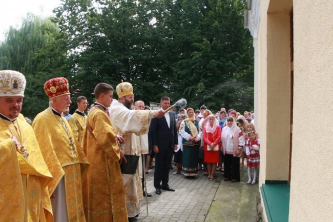 У місті на Волині освятили престол собору та накупольний хрест. ФОТО