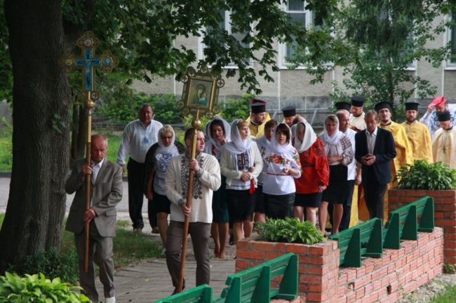 У місті на Волині освятили престол собору та накупольний хрест. ФОТО