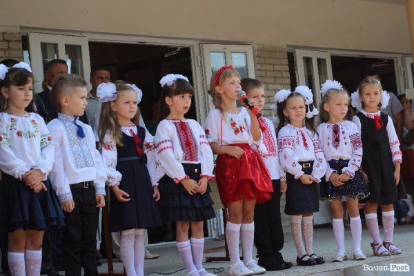 Перший дзвінок у луцькій школі пролунав із нотками суму. ФОТО