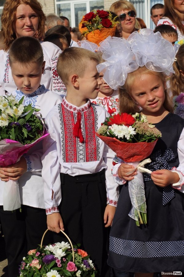 Перший дзвінок у луцькій школі пролунав із нотками суму. ФОТО