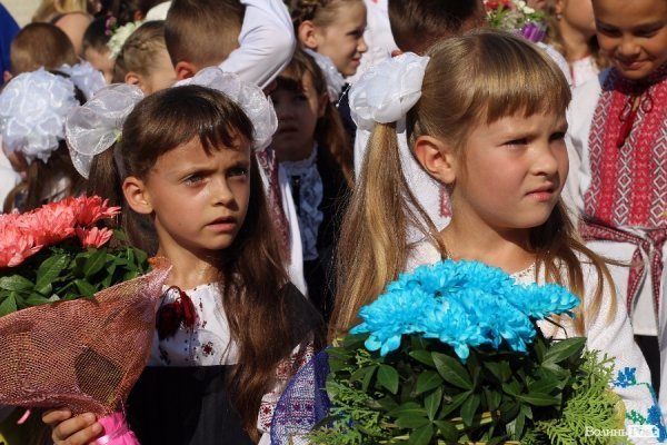 Перший дзвінок у луцькій школі пролунав із нотками суму. ФОТО