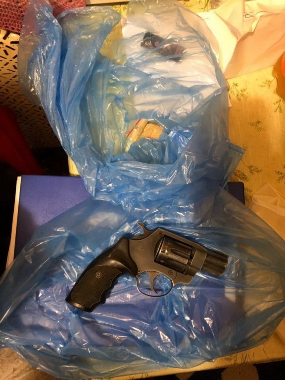 Поліцейський торгував зброєю та наркотиками з «речдоків». ФОТО