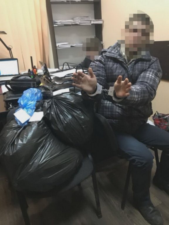 Поліцейський торгував зброєю та наркотиками з «речдоків». ФОТО