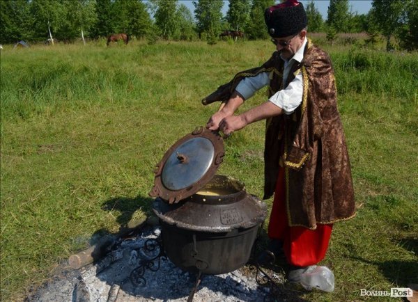 Політика, молитва і шашлик: під Берестечком вшановували річницю битви. ФОТО