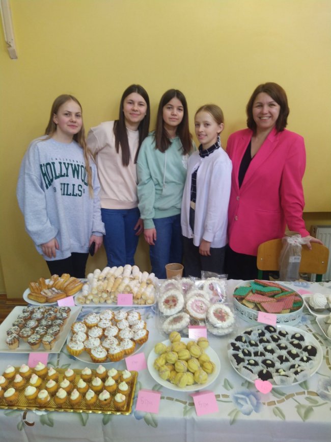 У волинському ліцеї на ярмарку зібрали понад 71 тисячу гривень для ЗСУ. ФОТО