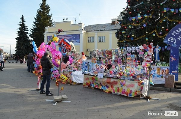У центрі Луцька продають мед. ФОТО