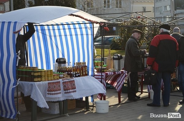 У центрі Луцька продають мед. ФОТО