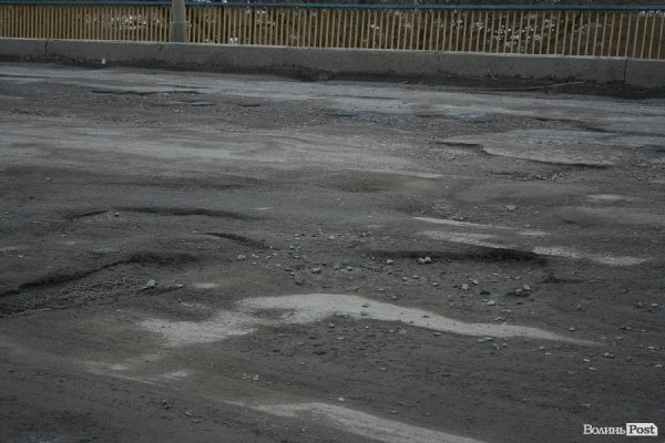 Крізь дірки у мості на Рованці видно Стир. ФОТО