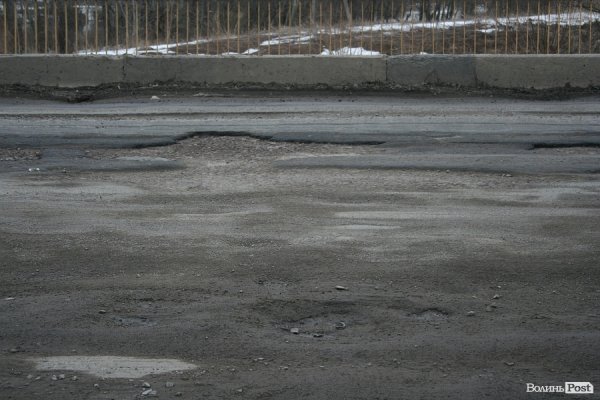 Крізь дірки у мості на Рованці видно Стир. ФОТО