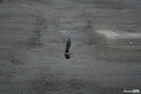 Крізь дірки у мості на Рованці видно Стир. ФОТО