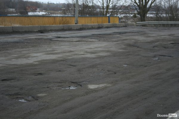 Крізь дірки у мості на Рованці видно Стир. ФОТО