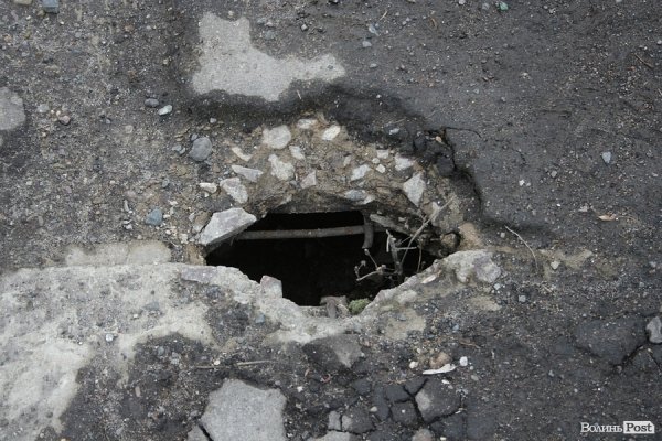 Крізь дірки у мості на Рованці видно Стир. ФОТО